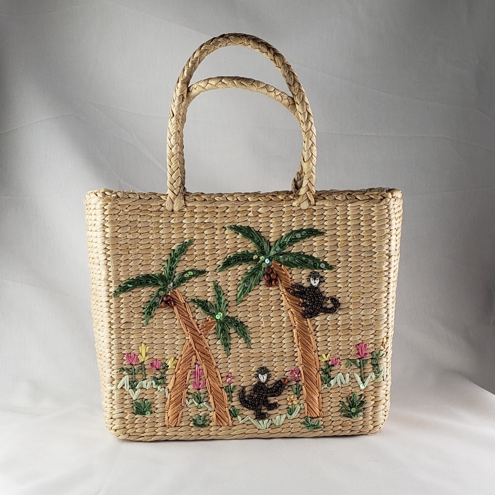 Trendy straw handbag with embroidery